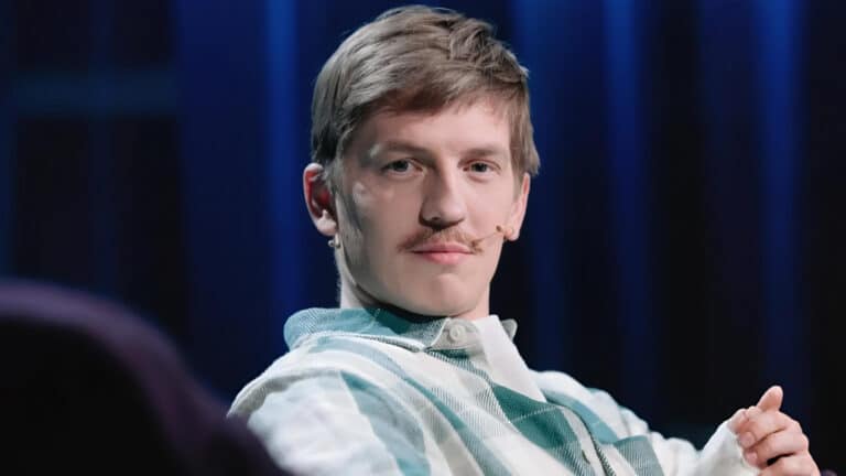 Щербаков намекнул, что прилетел в Алматы к Сабурову после его депортации