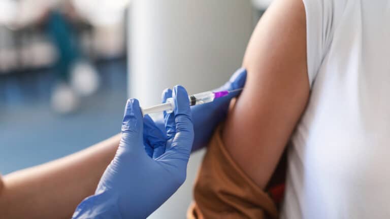 Минздрав опроверг фейк о «неудачных уколах» от кори в Казахстане