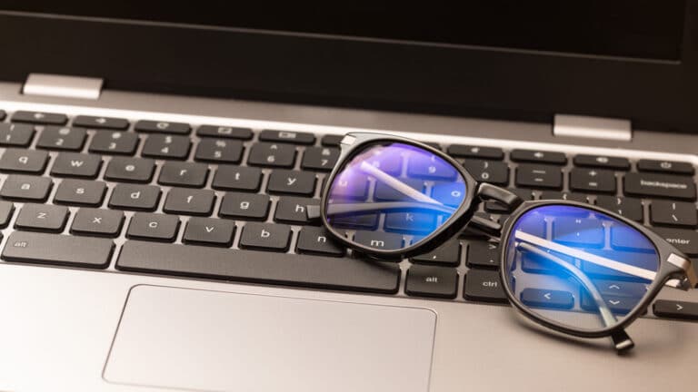 Синдром сухого глаза — болезнь офисных работников