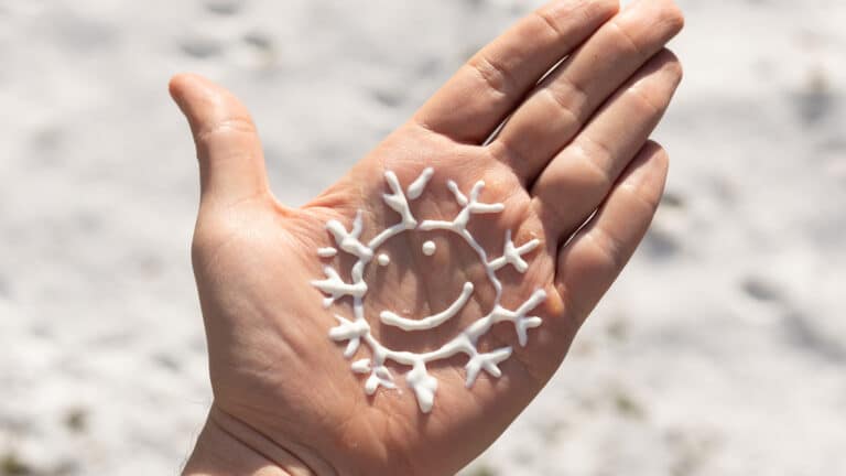 Кому и зачем нужен солнцезащитный крем зимой