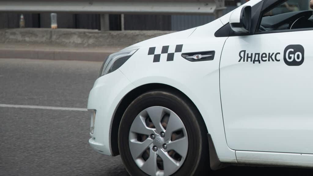 Таксист раскрыл заработок на электромобиле в бизнес-классе Алматы