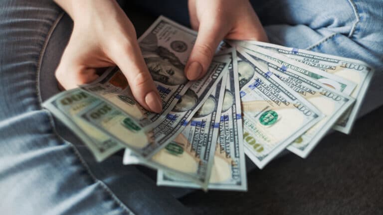 Самый выгодный день для покупки доллара в феврале назвали аналитики