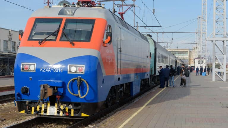 Казахстанцы могут получить скидку на проезд в поездах, но не в праздники