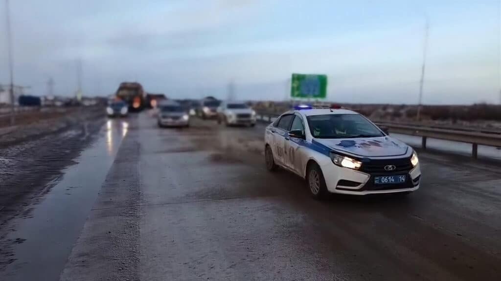 Полицейские вывели из ловушки непогоды более 200 машин в Павлодарской области