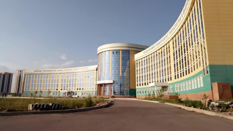 Три поколения одной семьи руководят университетом в Астане с зарплатой 3,7 млн тенге