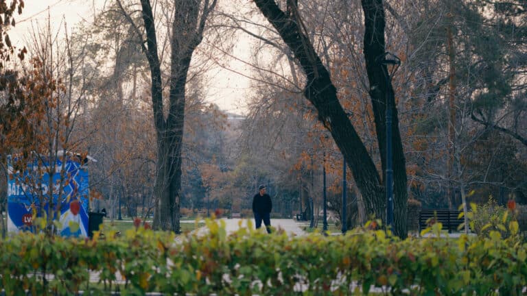 Аномально теплую погоду в Алматы синоптики объяснили ветром с юга