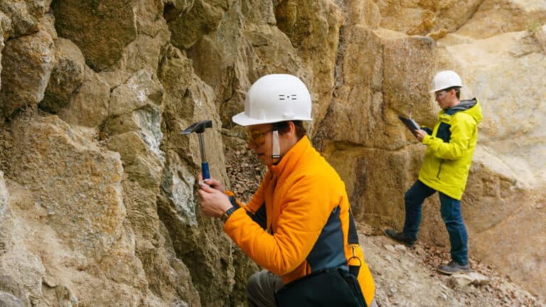 Минпром отзывает лицензии на разведку ископаемых у ряда компаний