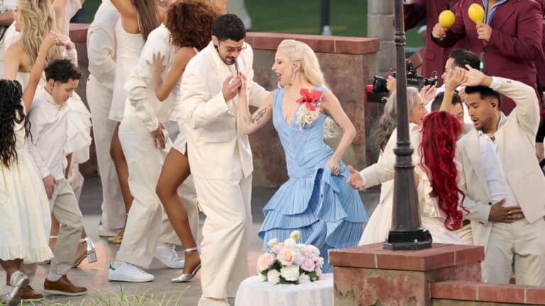 Bad Bunny, свадьба на стадионе и поющие туалеты: чем запомнился Супербоул-2026