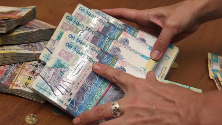 Что делать, если в магазине не принимают старые 10 тыс. тенге