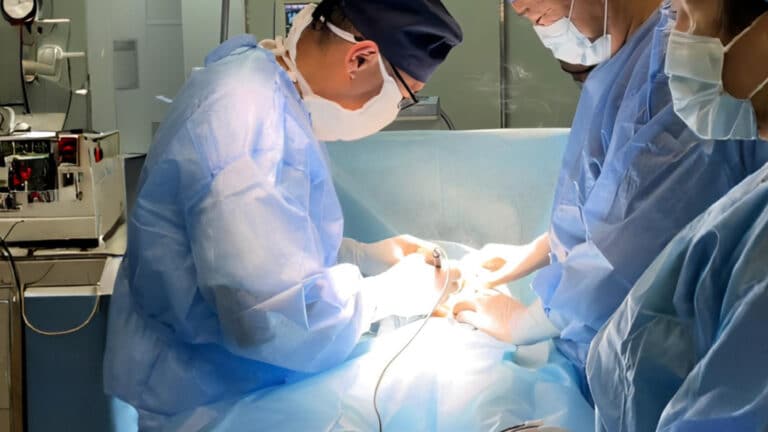 В Алматы врачи спасли малыша, который проглотил 31 магнит