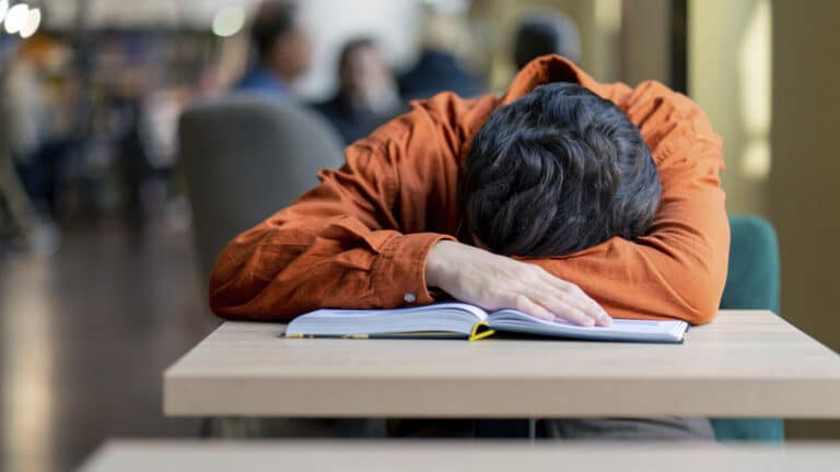 В Алматинском политехе разрешили отдыхать и спать прямо в вузе