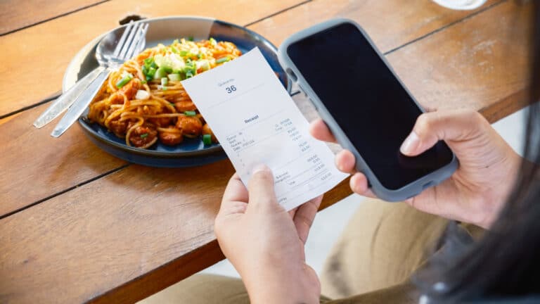 Алматинки обсуждают мужчину, оставившего девушке счет после свидания