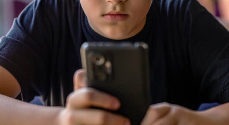 Казахстан не планирует массово удалять аккаунты подростков из соцсетей