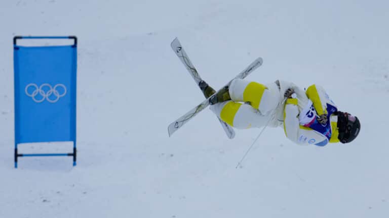 Казахстанец Колмаков не пробился в главный финал могула на ОИ-2026