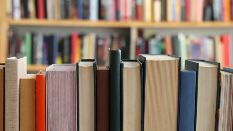 Раздача бесплатных книг стала новой уловкой мошенников в Казахстане