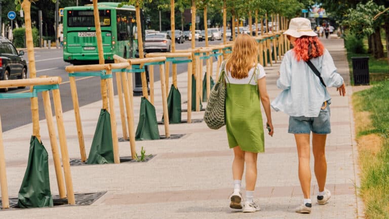 В Алматы предлагают услугу «старшая сестра на час»