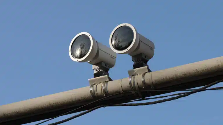 Охваченный огнем столб с камерами 