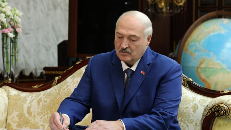 Лукашенко предложил открывать новые производства в Казахстане