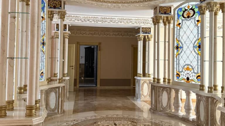 Квартиру с колоннами в стиле барокко продает КУВА