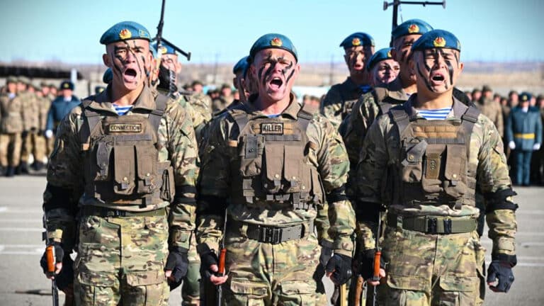 Казахстанских десантников привели в высшую степень боевой готовности