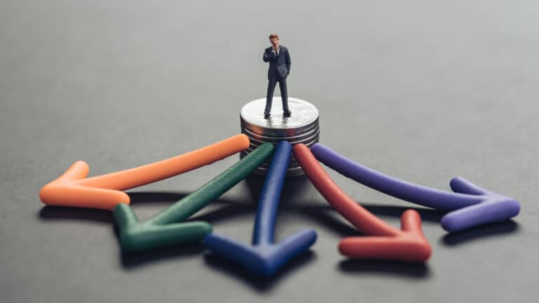 Казахстанцы все чаще ищут замену депозитам: куда они инвестируют