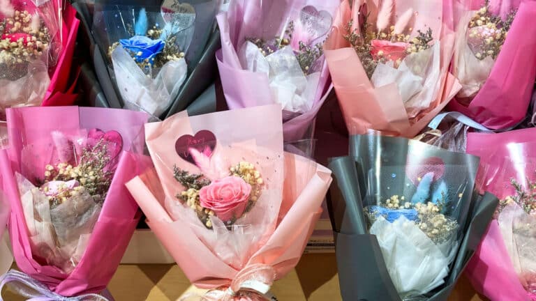 Жители Алматы и Астаны меньше всех тратят на подарки к 14 февраля