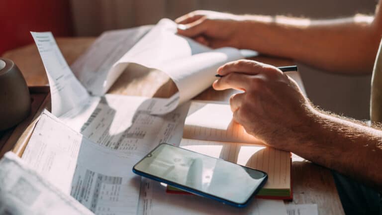 Казахстанцы жалуются на возросшие счета за коммуналку: причина – в НДС и похолодании