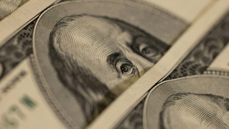 Доллар закрепился на 490 тенге