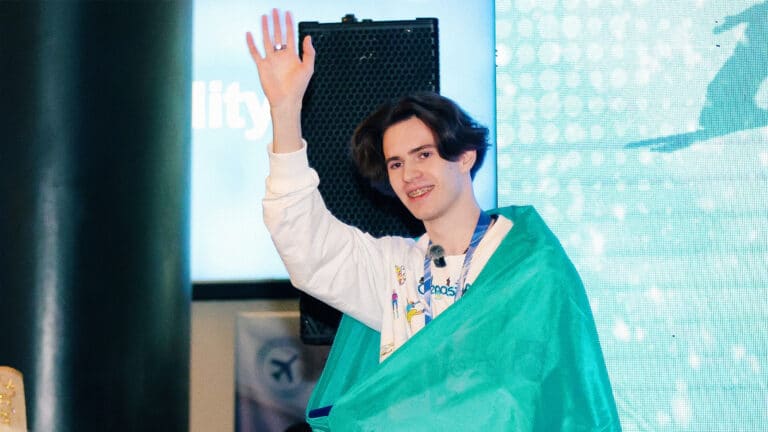 «Наконец-то я дома»: чемпиона Михаила Шайдорова встретили в столичном аэропорту