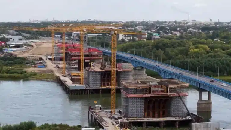 Уникальный мост через Иртыш загорелся в Павлодаре