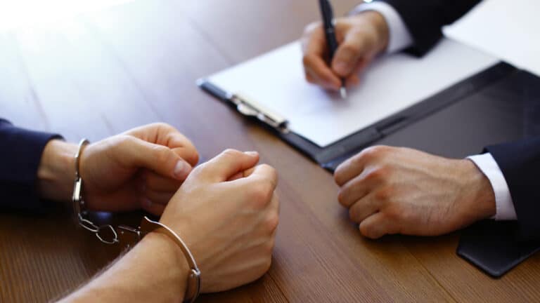 Подозреваемый в ограблении Halyk Bank в Павлодаре заявил, что приехал купить авто