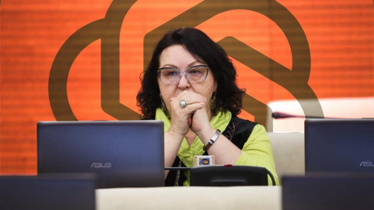 Депутат ответила на обвинения в том, что ее доклады пишет ИИ