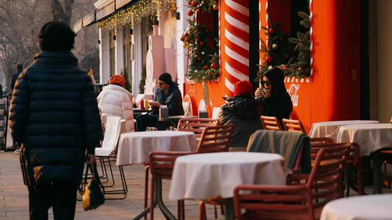 В соцсетях обсуждают алматинцев, открывших сезон летников в начале февраля