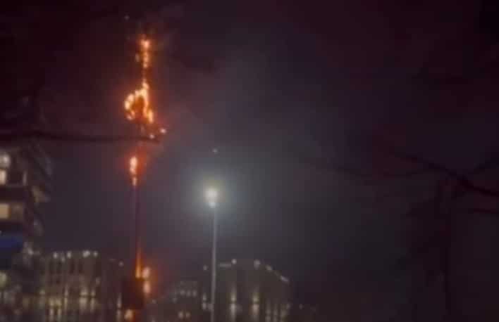 Охваченный огнем столб с камерами 