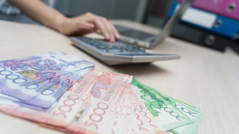 Зарплату в 2,2 млн тенге получит глава компании, которая распределяет тепло в ВКО