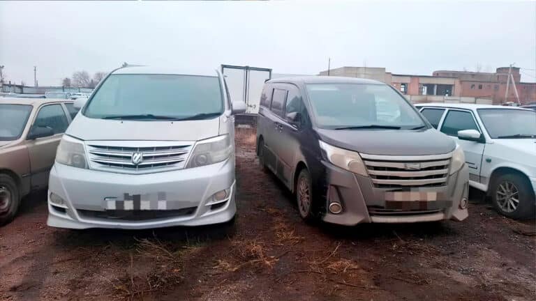 Перевозки на Toyota Alphard и других праворульных авто запретят в Казахстане