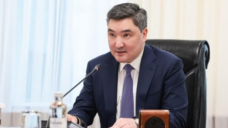 Бектенов поручил жестко реагировать на фейки о новой Конституции