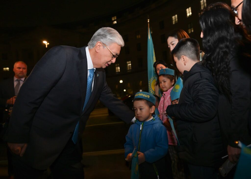 Тоқаев жұмыс сапармен АҚШ-қа барып, жерлестермен кездесті