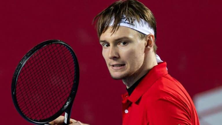 Бублик выиграл у поляка Хуркача на старте турнира в Роттердаме