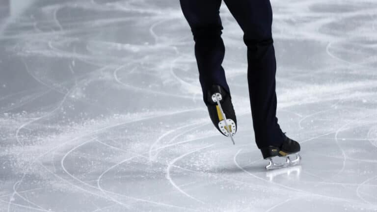 89-летний фигурист из Семея покоряет соцсети, катаясь и зимой и летом