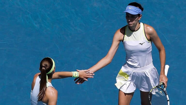 Данилина в паре с Крунич вышла в четвертьфинал турнира в Дохе