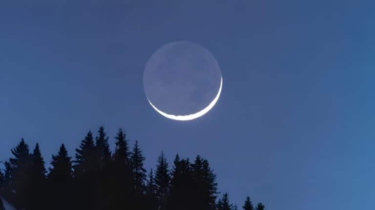 Алматинский фотограф снял редкий полумесяц над елями Алатау в Рамадан