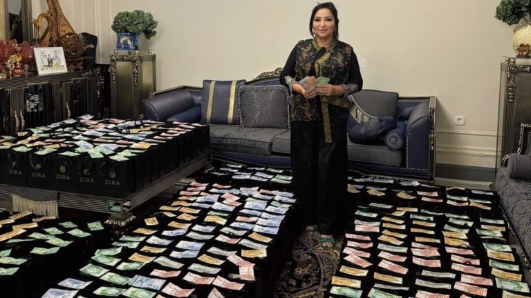 Гүлзира Айдарбекова ақшаның ортасында түскен фотосын жариялады