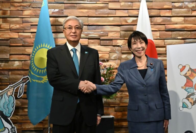 Токаев поздравил премьера Японии с победой партии на выборах