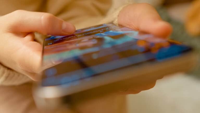 Казахстанцев будут наказывать за пересылку интимных фото и видео