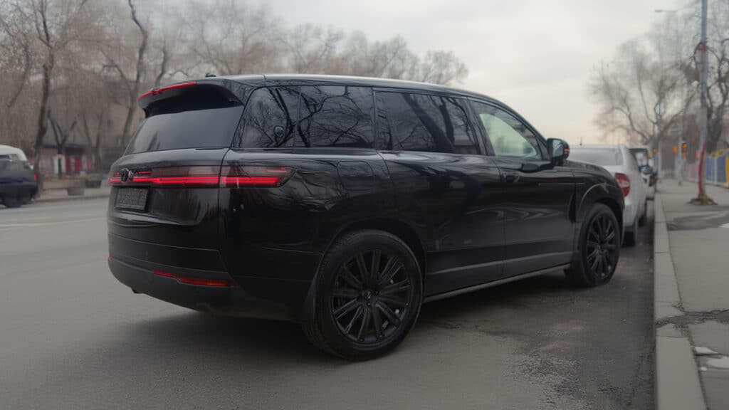 Большой кроссовер заставил спорить алматинцев из-за необычной парковки