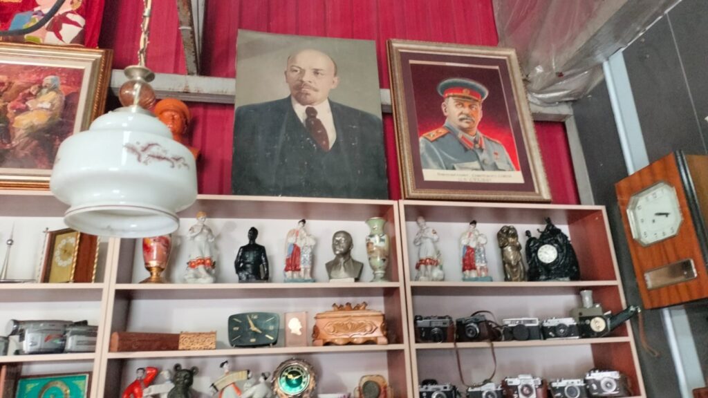 Ленин мен Сталиннің портретін осы жерден табуға болады / фото: Шадияр Өстемір