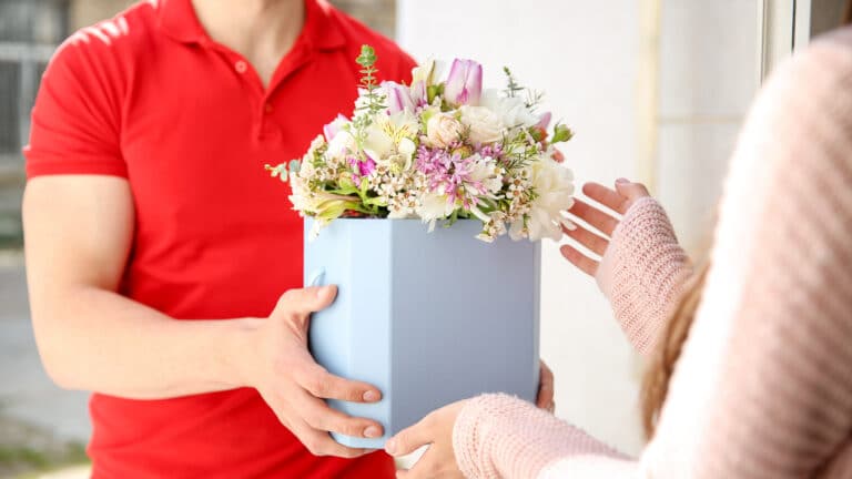 Актюбинка поверила лже-курьеру цветов и потеряла 7,5 млн тенге