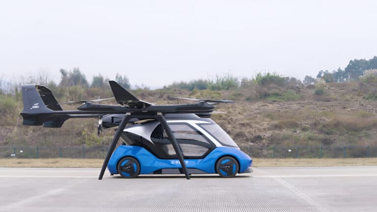 В Китае испытали летающий автомобиль с модулями для воздуха и дороги