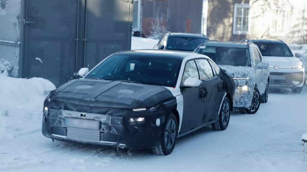 Новая Hyundai Elantra меняет стиль и отходит от дерзких форм